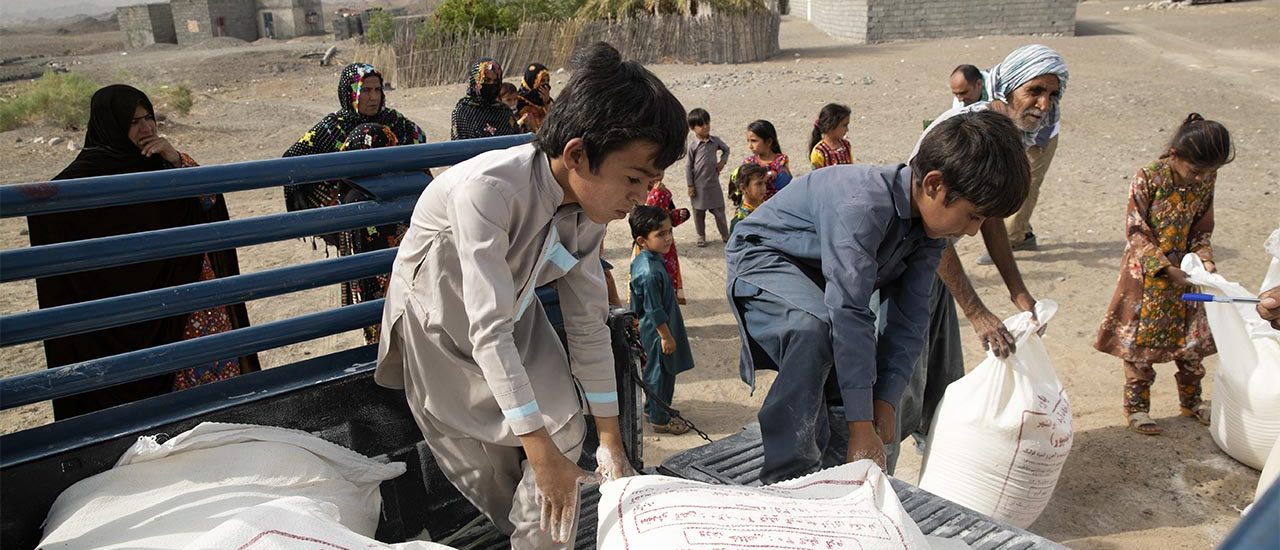 توزیع کیسه های آرد موسسه کمک در روستاهای سیستان و بلوچستان